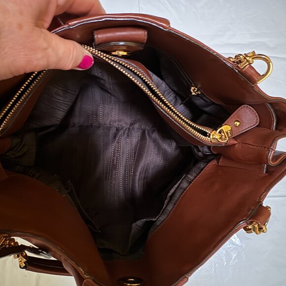 Ferragamo Gancini Brown Leather Shoulder Bag W Gold Hardwear Sz Med $3400 - Picture 7 of 16